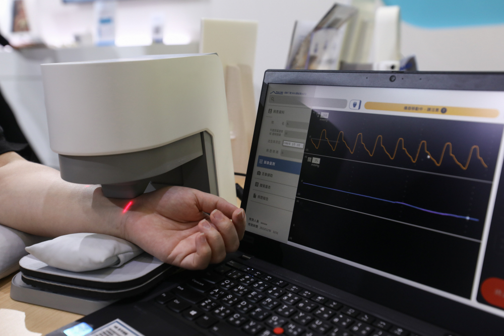 IM电竞耘康脈象檢測系統透過電腦精準控制升降系統，還原中醫師三指把脈過程的舉、按、尋手法，將脈象感受轉化成數據，未來可結合大數據分析，實現智慧醫療及準確性