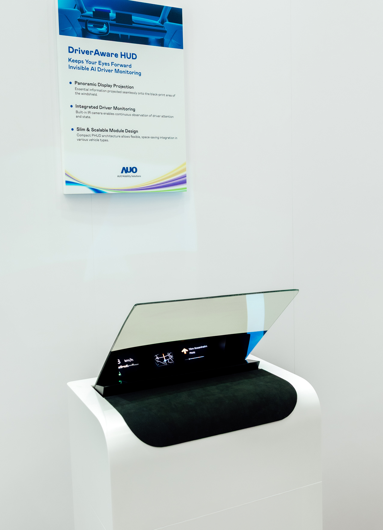 DriverAware HUD结合抬头显示器与隐藏式红外线摄影机，将车速、导航及警示讯息投影于挡风玻璃上，完美对齐驾驶目不离路的视线，同时，透过AI 监控驾驶注意力以提升安全性。